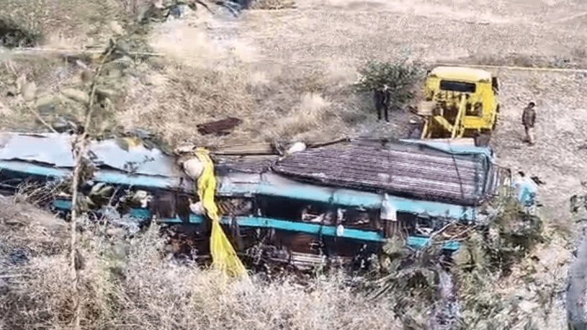 Gujarat: Bus Falls into 35-Foot Deep Gorge, 5 Dead, 35 Injured 5 Bus Falls into 35-Foot Deep Gorge