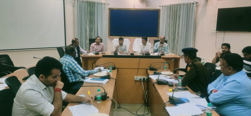 जिला सड़क सुरक्षा समिति की बैठक: सड़क हादसों में कमी लाने के लिए ईमानदारी से प्रयास आवश्यक – जिला कलेक्टर 5 e0a49ce0a4bfe0a4b2e0a4be e0a4b8e0a4a1e0a4bce0a495 e0a4b8e0a581e0a4b0e0a495e0a58de0a4b7e0a4be e0a4b8e0a4aee0a4bfe0a4a4e0a4bf e0a495