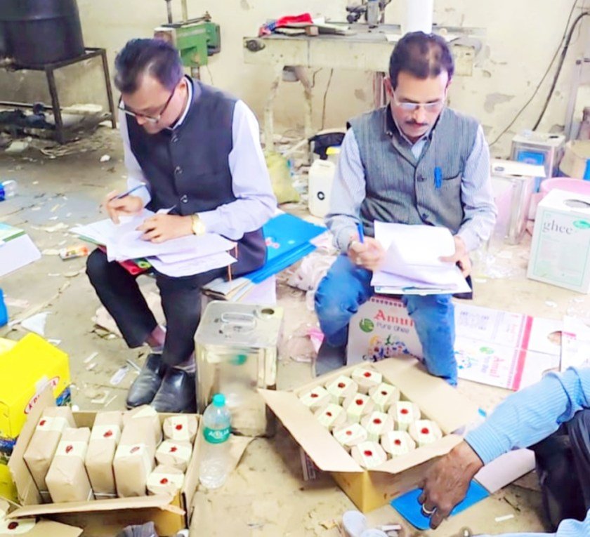 होली से पहले नकली घी की फैक्ट्री पर छापा, 1500 किलो नकली घी बरामद 5 e0a4b9e0a58be0a4b2e0a580 e0a4b8e0a587 e0a4aae0a4b9e0a4b2e0a587 e0a4a8e0a495e0a4b2e0a580 e0a498e0a580 e0a495e0a580 e0a4abe0a588e0a495