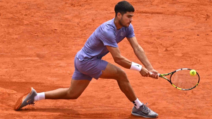 carlos alcaraz storms into barcelona open quarterfinals defeats laslo djere in straight sets