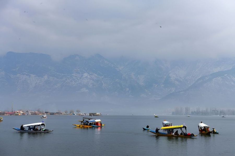 Rain and Thunderstorms Expected in North and Central Kashmir Today, Heavier Showers Forecasted for April 18-20 5 Kashmir