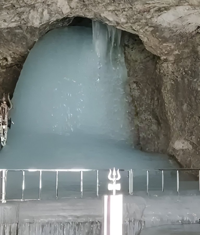 Amarnath Yatra 2025: First Image of Baba Barfani Revealed, Standing 7 Feet Tall as Pilgrimage Begins July 3 6 Amarnath Yatra 2025