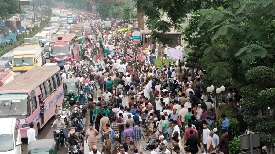 Former Bangladesh PM Khaleda Zia Returns to Dhaka Amid Massive Show of Support 6 Khaleda Zia