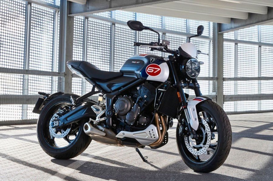 triumph unveils trident 660 triple tribute edition with racing graphics and enhanced rider tech
