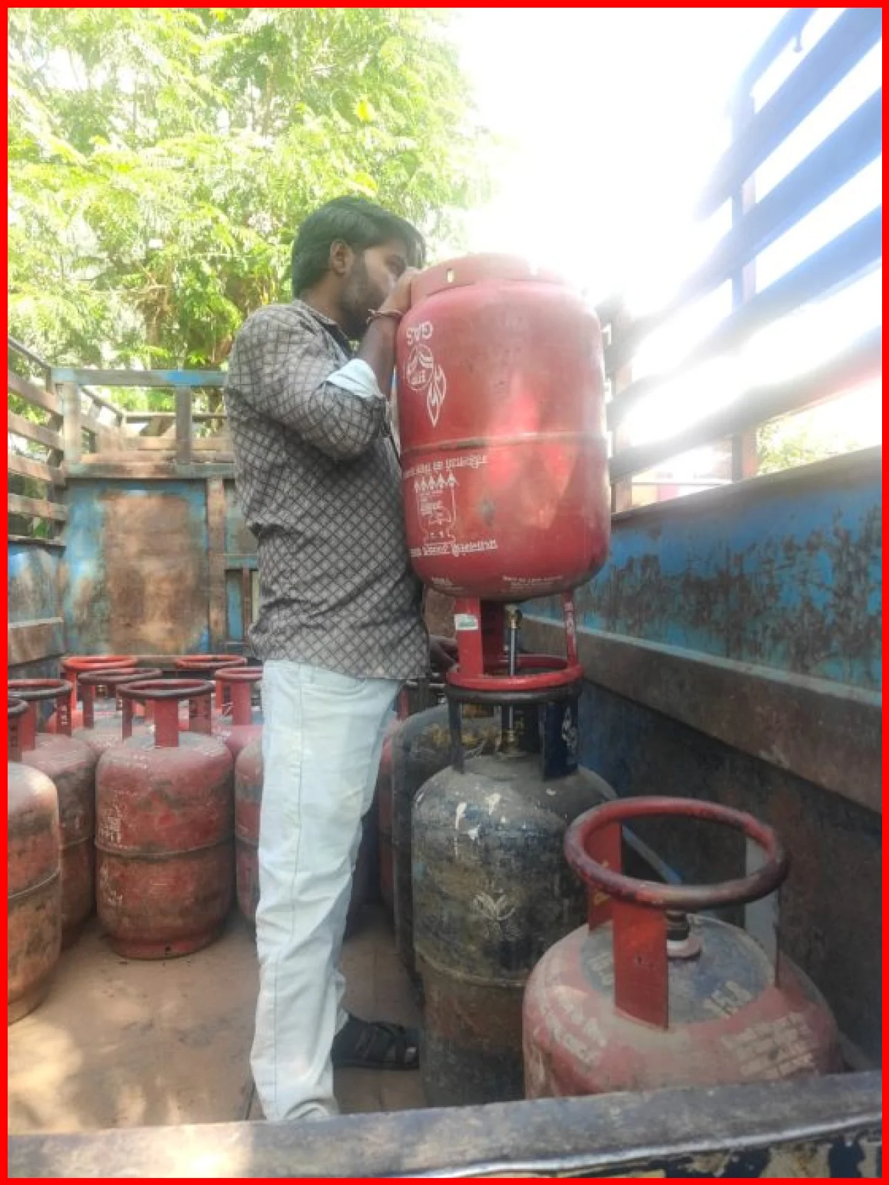 Crackdown on Gas Black Market: 16 Domestic and 2 Commercial Cylinders Seized Crackdown on Gas Black Market: 16 Domestic and 2 Commercial Cylinders Seized