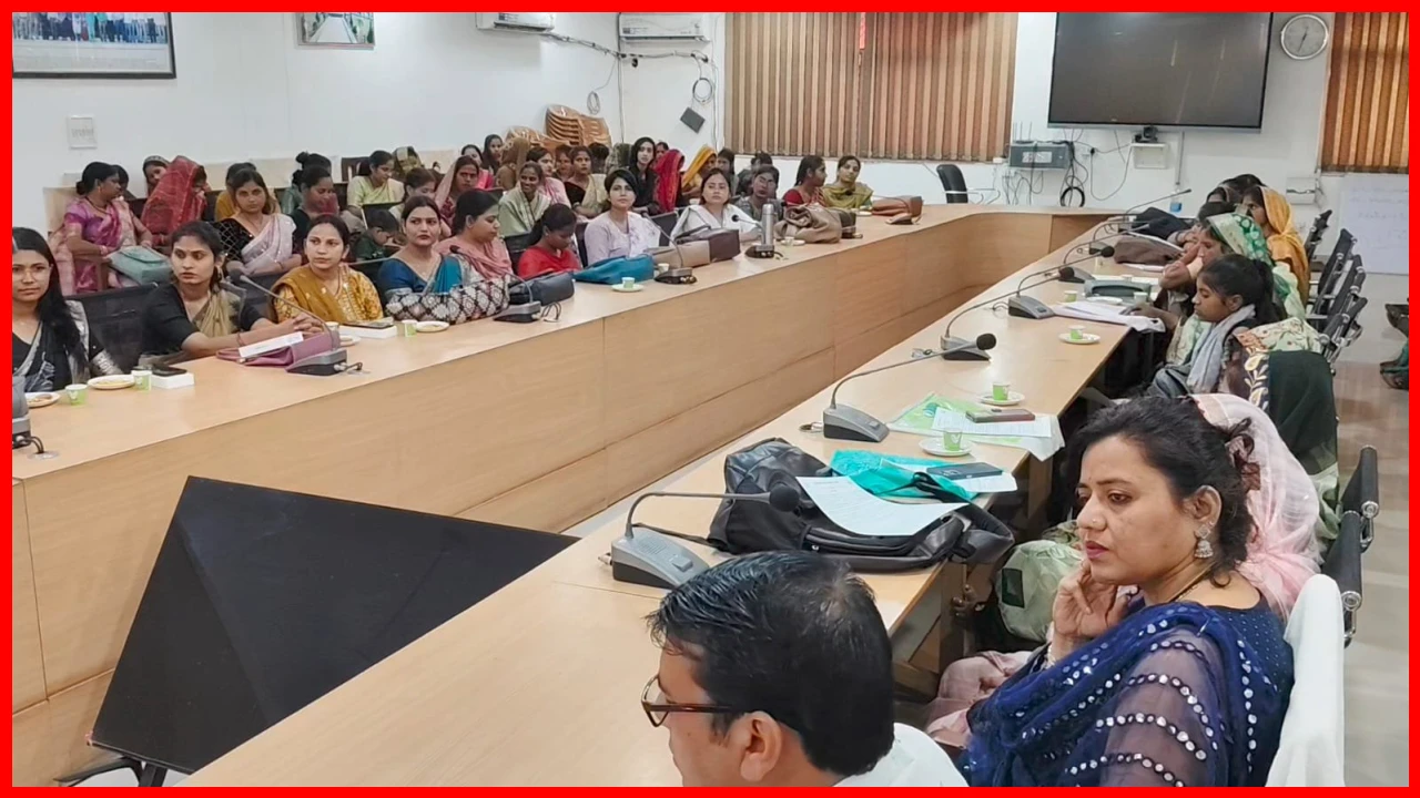 Empowering Women: Appointment Letters and Smartphones Distributed to Anganwadi Workers in Hamirpur Empowering Women: Appointment Letters and Smartphones Distributed to Anganwadi Workers in Hamirpur