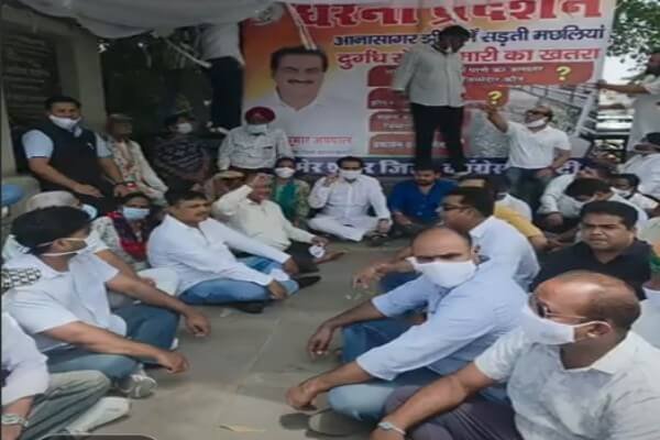 Congress Protests Over Mass Fish Deaths at Ana Sagar Lake Amidst Allegations of Administrative Negligence