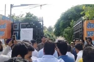 Congress Protests Against Media Restrictions and Poor School Conditions