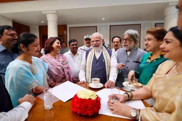 PM Modi Hosts Breakfast Meeting with New Lok Sabha MPs, Emphasizes NDA Unity PM Modi Hosts Breakfast Meeting with New Lok Sabha MPs, Emphasizes NDA Unity