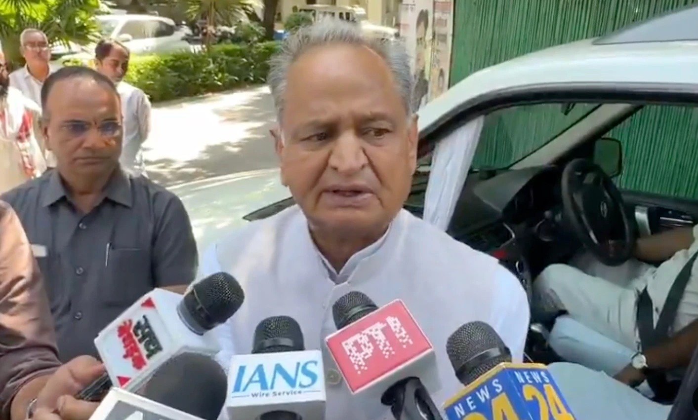 Ashok Gehlot Criticizes FIR Against Rahul and Priyanka Gandhi, Raises Concerns Over Democracy