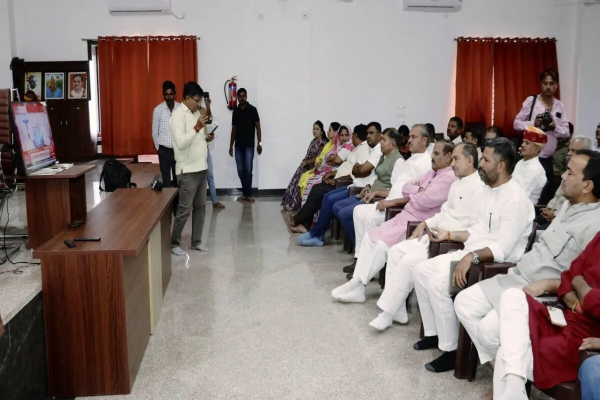BJP Leader Madan Rathore Engages with Workers During PM Modis Mann Ki Baat