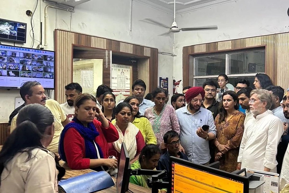 Parents of Ankita Bhandari Detained at India Gate, Released Shortly After Parents of Ankita Bhandari Detained at India Gate, Released Shortly After