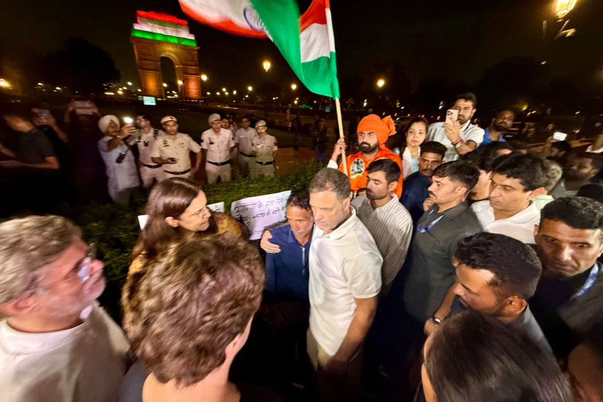 Rahul Gandhi Meets Ankita Bhandaris Parents at India Gate Amid Protests Rahul Gandhi Meets Ankita Bhandaris Parents at India Gate Amid Protests